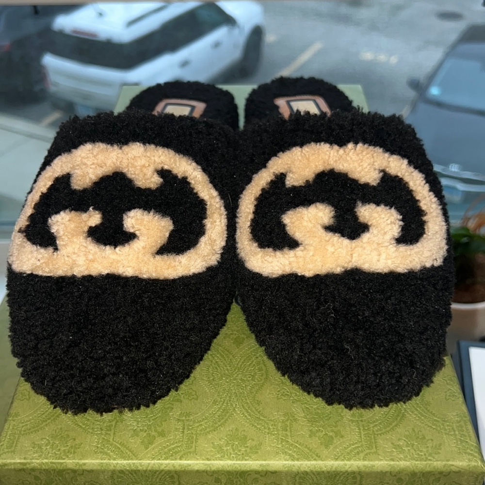 Gucci Sandal Fur - Gucci men size 9, Fits US Men size 9.5/10, US women size 11.